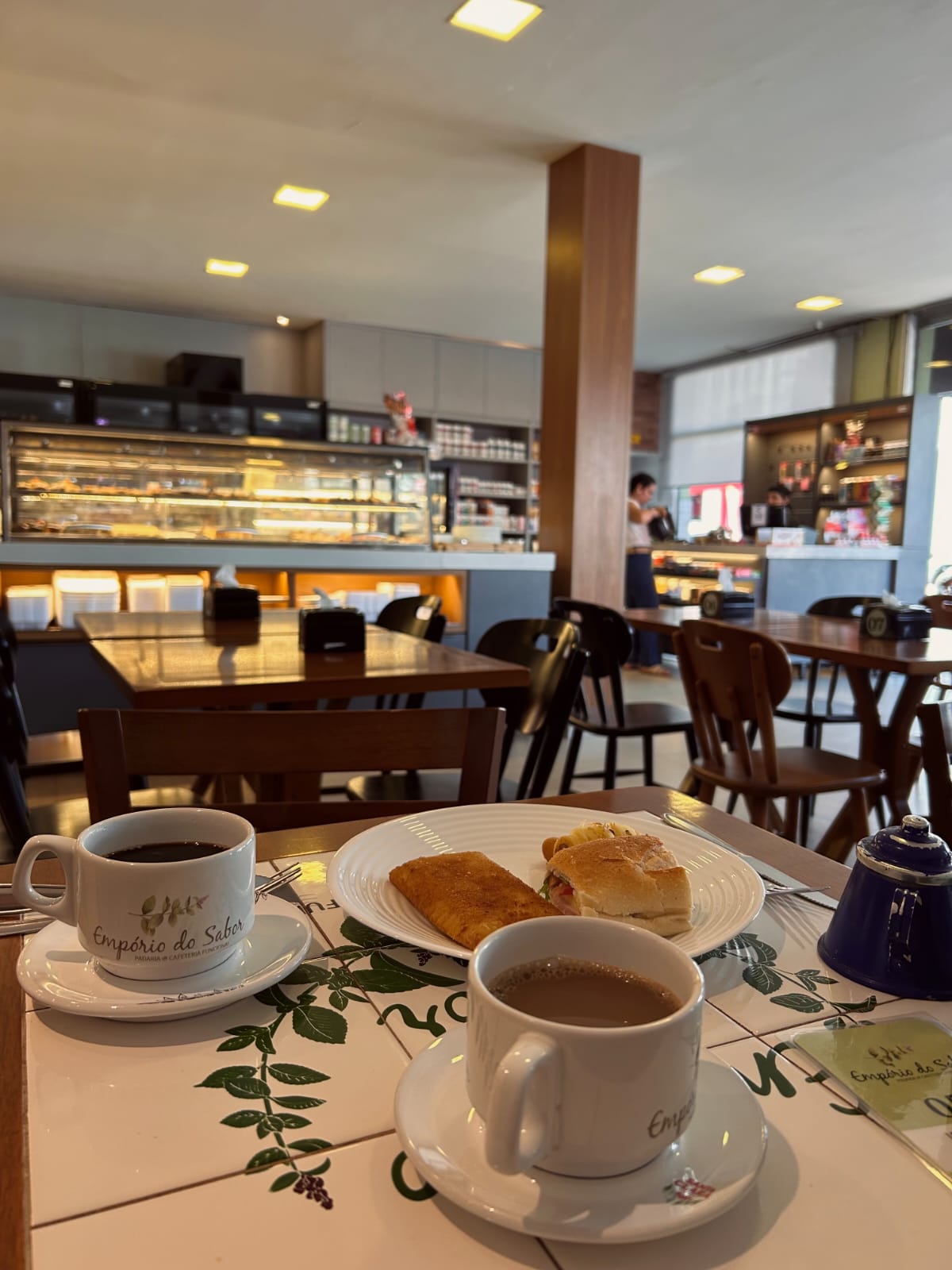 Mesas de cafetería con café, pancakes y pan recién servidos