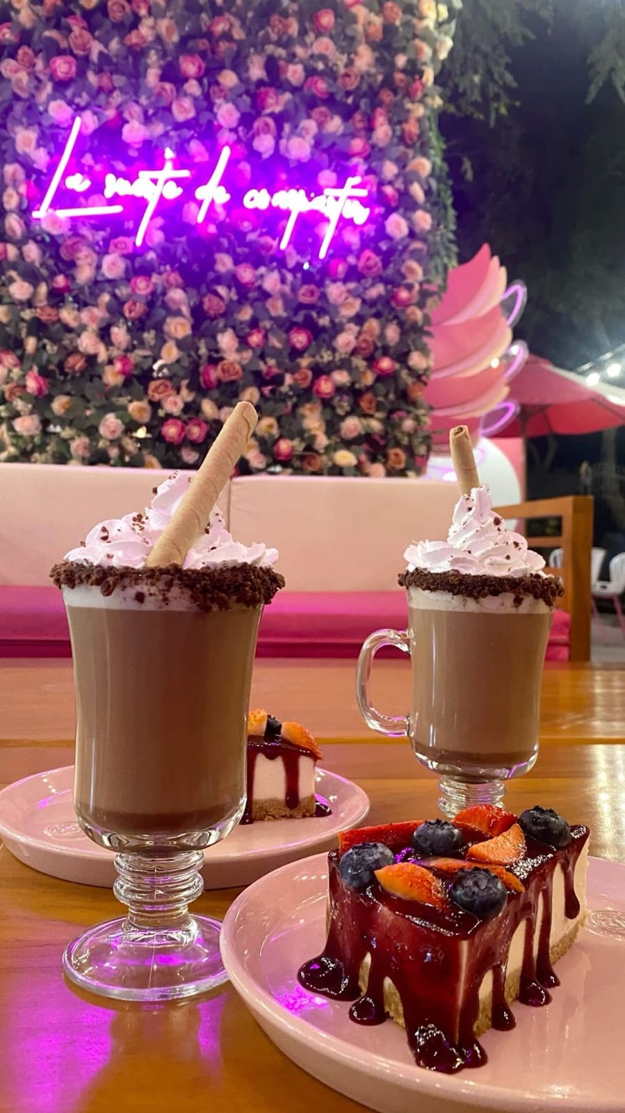 Chocolate caliente con crema y cheesecake de frutos rojos